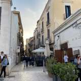 Per incontrare l'oggetto misteruoso da piazza del Ferrarese, poco prima dei resti della via Traiana, imbocchiamo sulla sinistra strada Vallisa